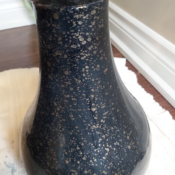Black and gold decorator vase - Picture 4 of 6